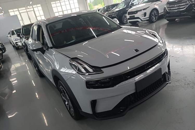 Used Lynk & Co 06 EM-P 2022 PHEV 84 km Range Pro Version Front Right 45 Deg