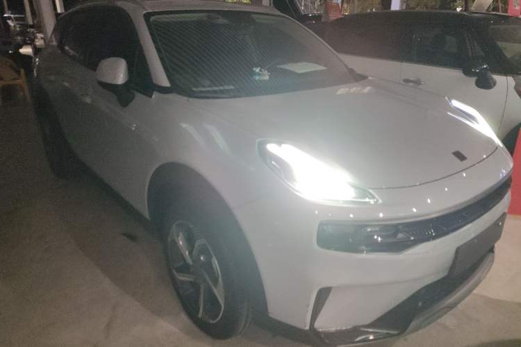 Used Lynk & Co 06 EM-P 2022 PHEV Shero Pink Special Edition Front Right 45 Deg