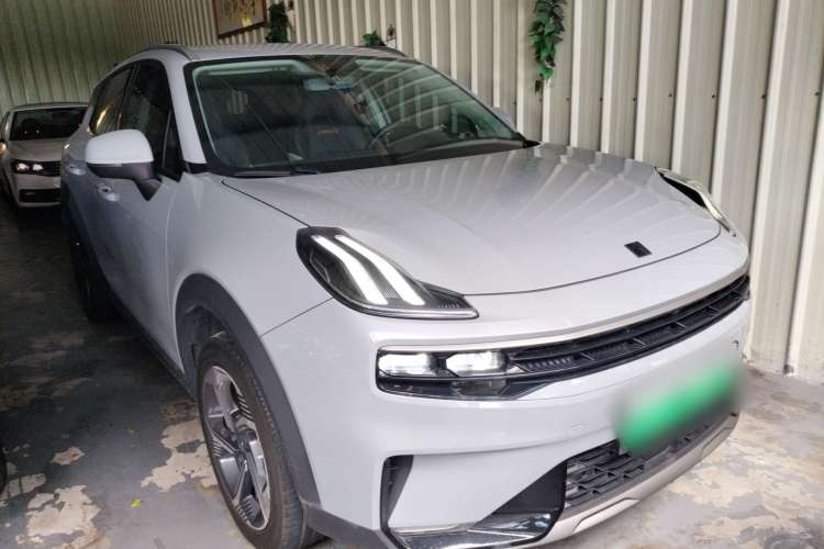 Used Lynk & Co 06 EM-P 2022 PHEV 84 km Range Pro Version Front Right 45 Deg