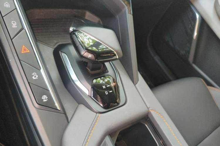 Used Lynk & Co 06 EM-P 2022 PHEV 84 km Range Pro Version Gear Lever