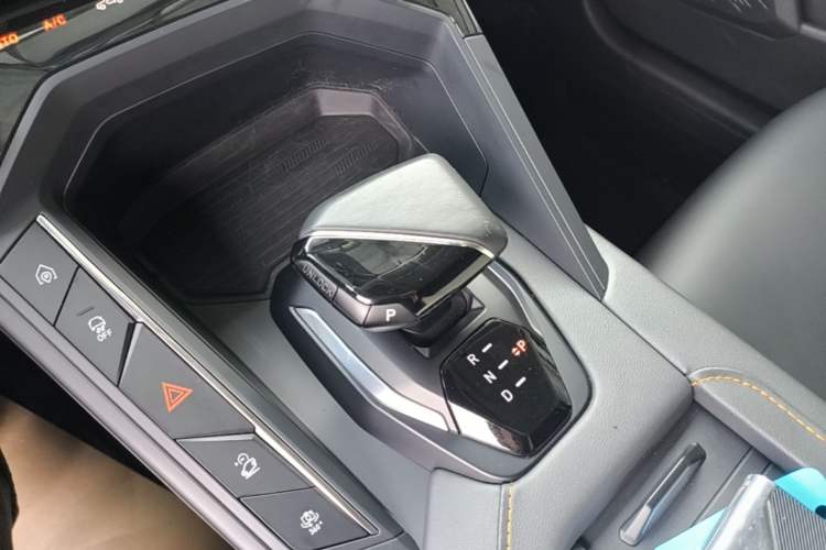 Used Lynk & Co 06 EM-P 2022 PHEV 84 km Range Pro Version Gear Lever