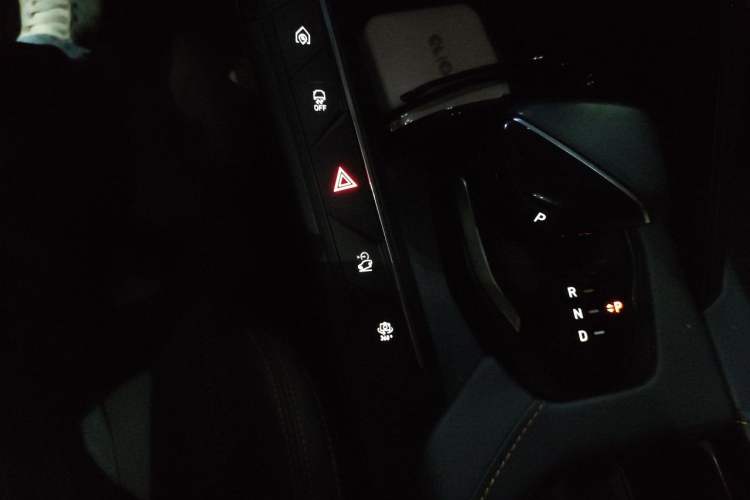 Used Lynk & Co 06 EM-P 2022 PHEV 84 km Range Pro Version Gear Lever