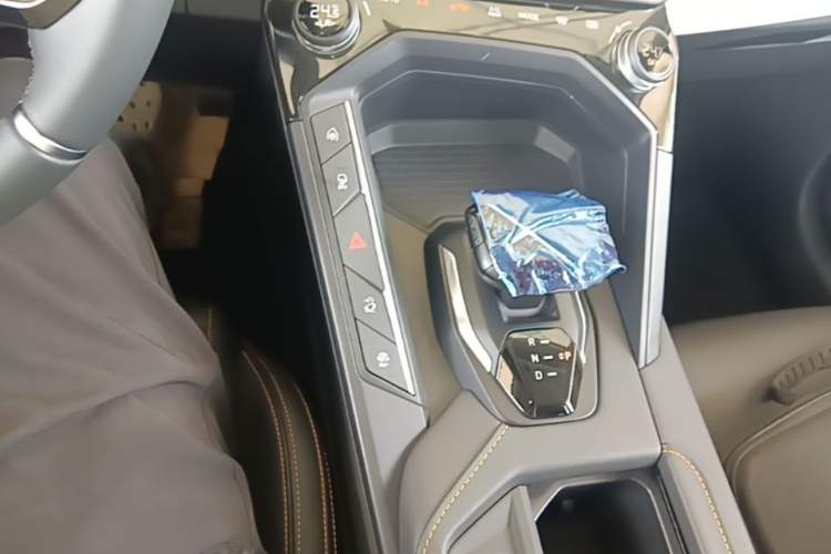 Used Lynk & Co 06 EM-P 2022 PHEV 84 km Range Pro Version Gear Lever