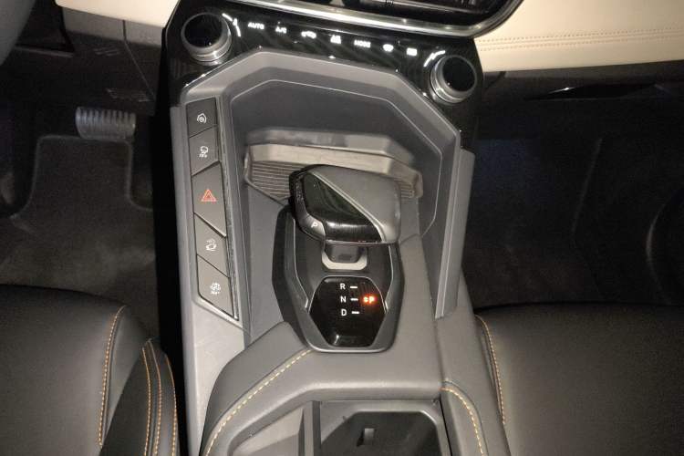 Used Lynk & Co 06 EM-P 2022 PHEV Shero Pink Special Edition Gear Lever