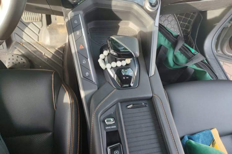 Used Lynk & Co 06 EM-P 2022 PHEV 84 km Range Pro Version Gear Lever