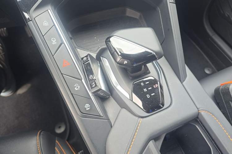 Used Lynk & Co 06 EM-P 2022 PHEV 84 km Range Pro Version Gear Lever