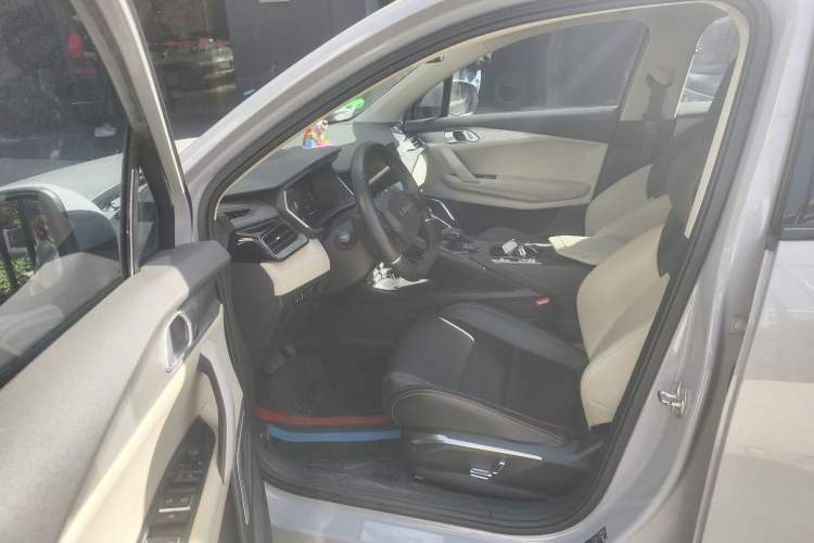 Used Lynk & Co 06 EM-P 2022 PHEV 84 km Range Pro Version Interior 3