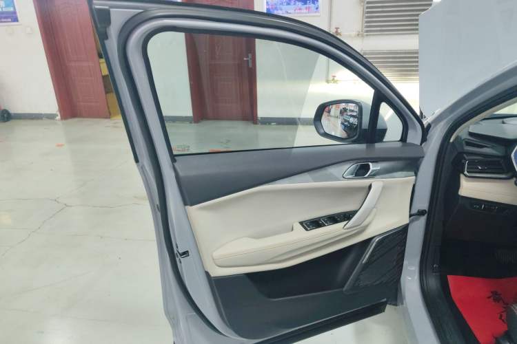 Used Lynk & Co 06 EM-P 2022 PHEV 84 km Range Pro Version Interior 4