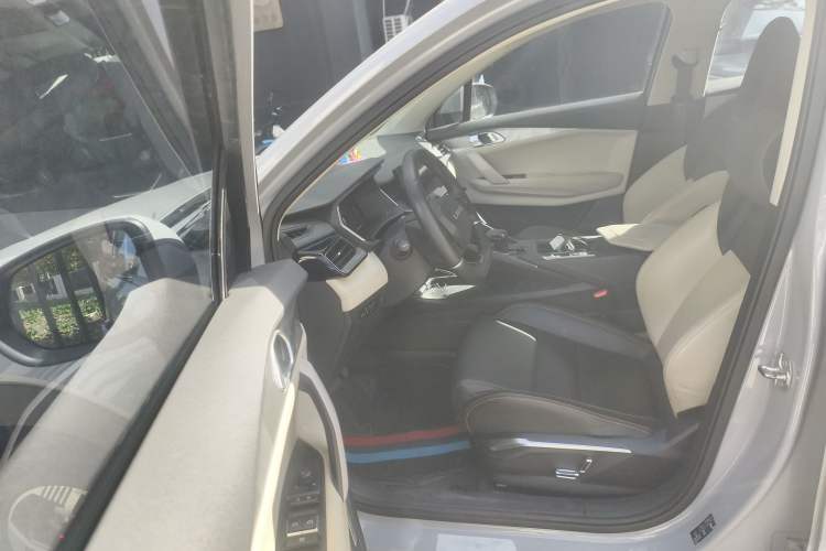 Used Lynk & Co 06 EM-P 2022 PHEV 84 km Range Pro Version Left Front Seat