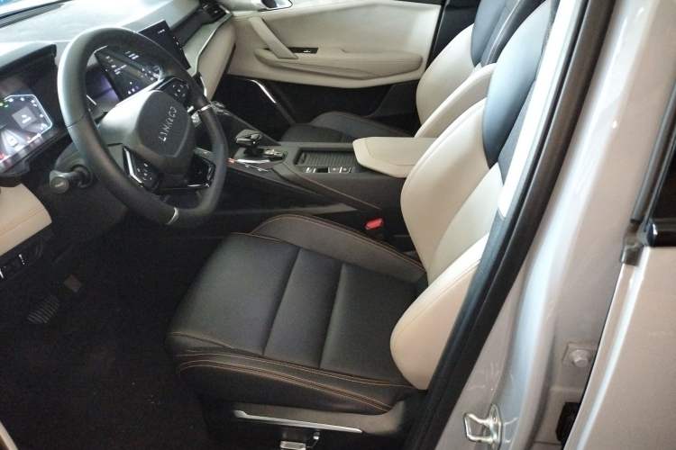 Used Lynk & Co 06 EM-P 2022 PHEV 84 km Range Pro Version Left Front Seat