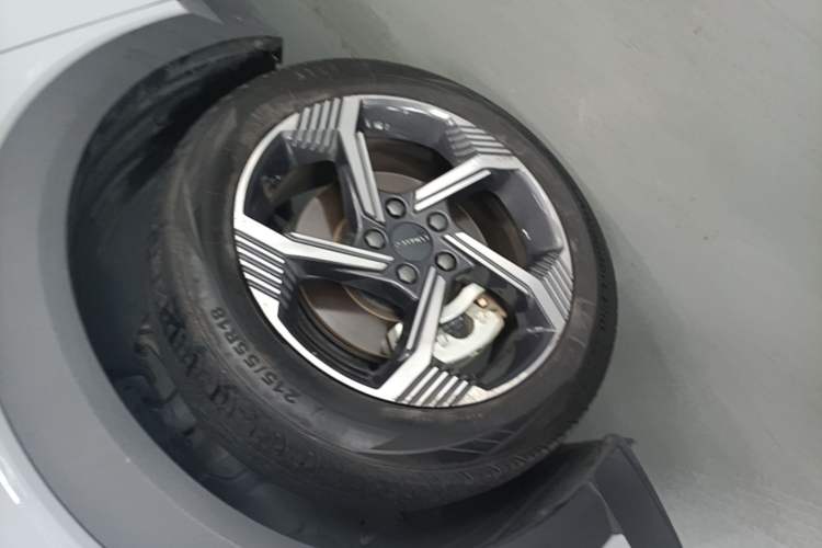 Used Lynk & Co 06 EM-P 2022 PHEV 84 km Range Pro Version Left Front Wheel Hub