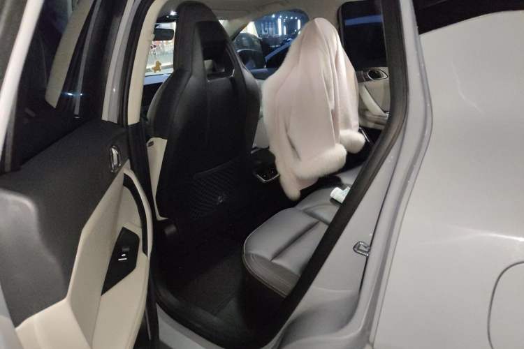 Used Lynk & Co 06 EM-P 2022 PHEV 84 km Range Pro Version Left Rear Seat