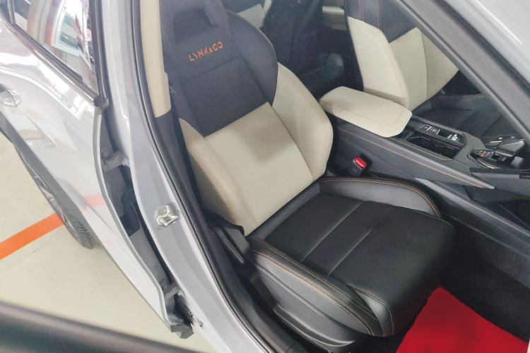 Used Lynk & Co 06 EM-P 2022 PHEV 84 km Range Pro Version Right Front Seat