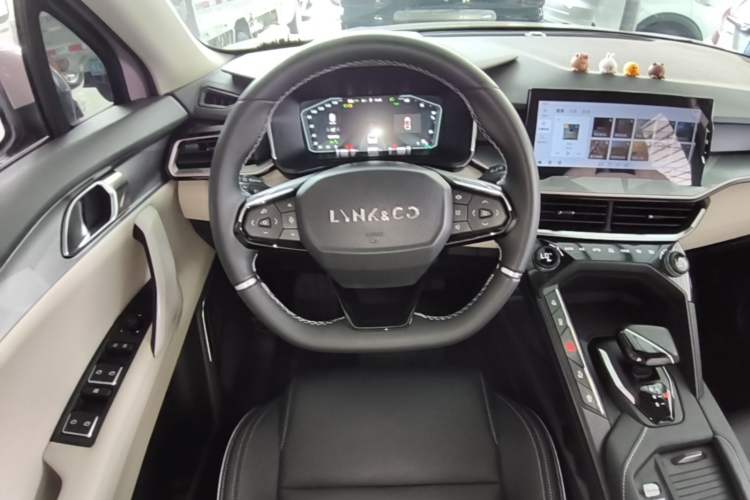 Used Lynk & Co 06 EM-P 2022 PHEV Shero Pink Special Edition Steering Wheel