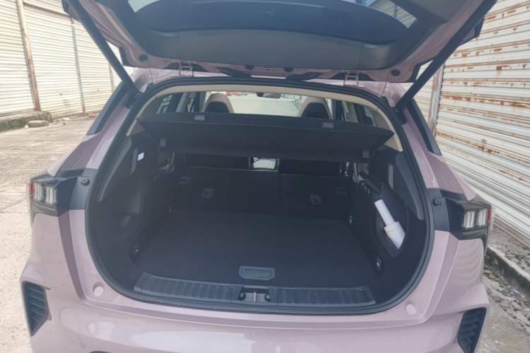 Used Lynk & Co 06 EM-P 2022 PHEV 84 km Range Pro Version Trunk