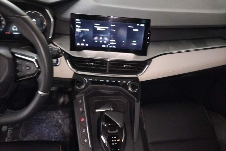 Used Lynk & Co 06 EM-P 2022 PHEV 84 km Range Pro Version Audio And AC Panel