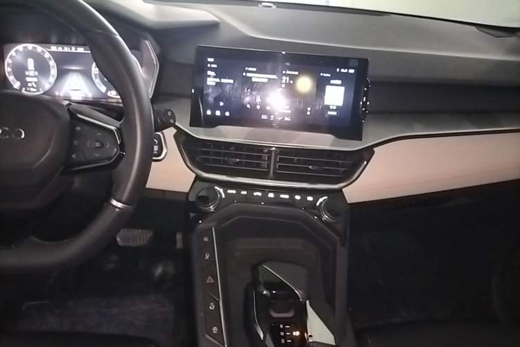 Used Lynk & Co 06 EM-P 2022 PHEV 84 km Range Pro Version Audio And AC Panel