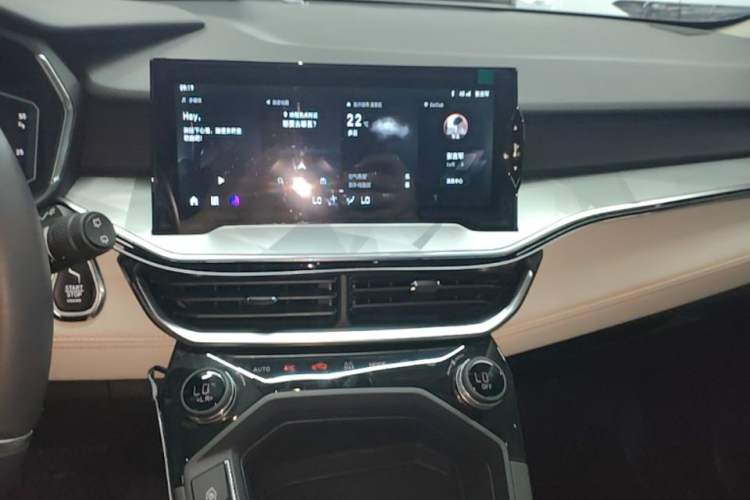 Used Lynk & Co 06 EM-P 2022 PHEV 84 km Range Pro Version Audio And AC Panel