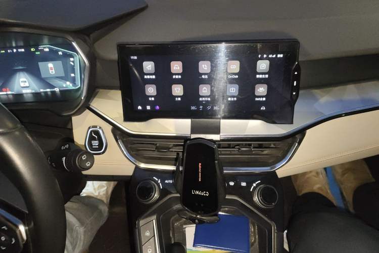Used Lynk & Co 06 EM-P 2022 PHEV 84 km Range Pro Version Audio And AC Panel