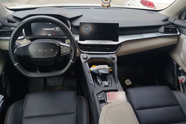 Used Lynk & Co 06 EM-P 2022 PHEV 84 km Range Pro Version Center Console