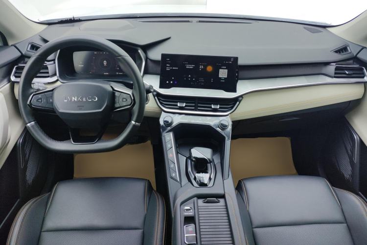 Used Lynk & Co 06 EM-P 2022 PHEV 84 km Range Pro Version Center Console