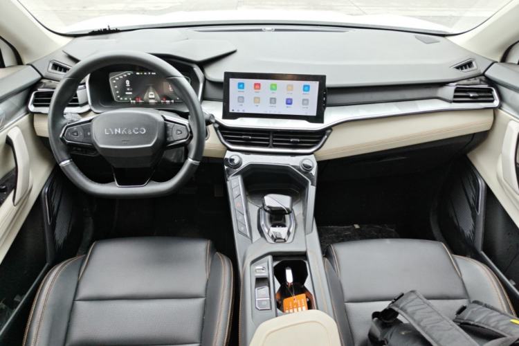 Used Lynk & Co 06 EM-P 2022 PHEV 84 km Range Pro Version Center Console