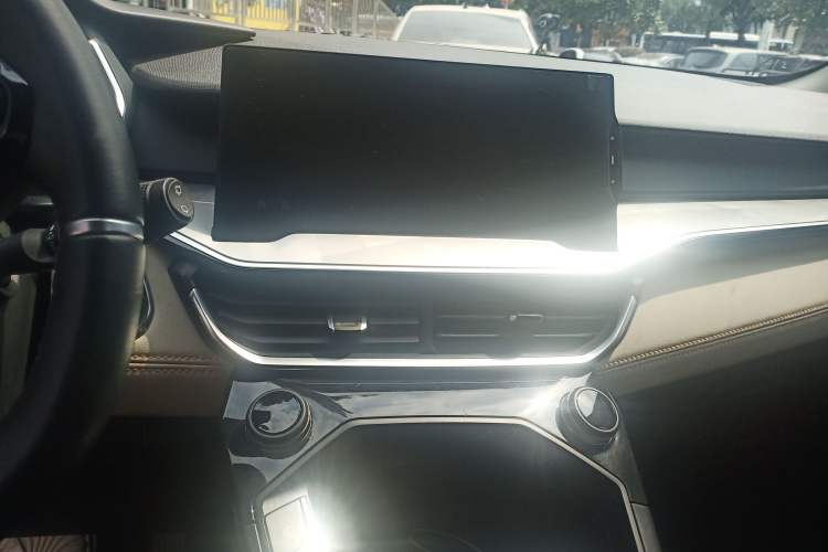 Used Lynk & Co 06 EM-P 2022 PHEV 84 km Range Pro Version Center Console
