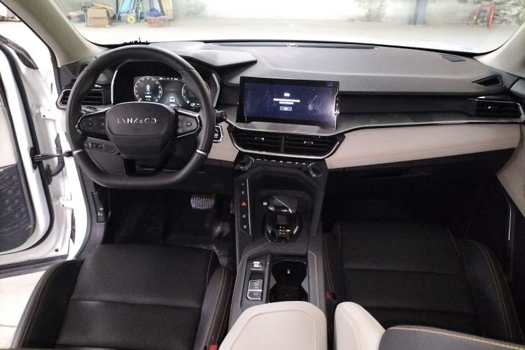 Used Lynk & Co 06 EM-P 2022 PHEV 84 km Range Pro Version Center Console