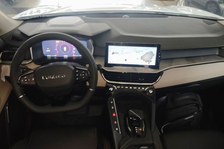 Used Lynk & Co 06 EM-P 2022 PHEV 84 km Range Pro Version Center Console