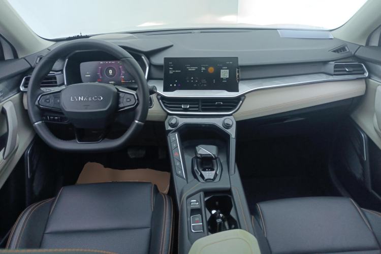 Used Lynk & Co 06 EM-P 2022 PHEV 84 km Range Pro Version Center Console