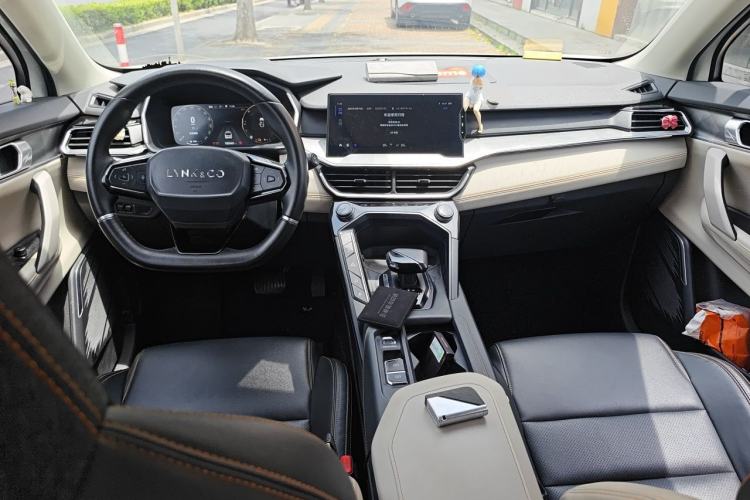 Used Lynk & Co 06 EM-P 2022 PHEV 84 km Range Pro Version Center Console