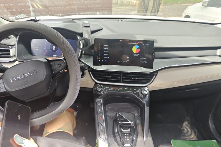 Used Lynk & Co 06 EM-P 2022 PHEV 84 km Range Pro Version Center Console