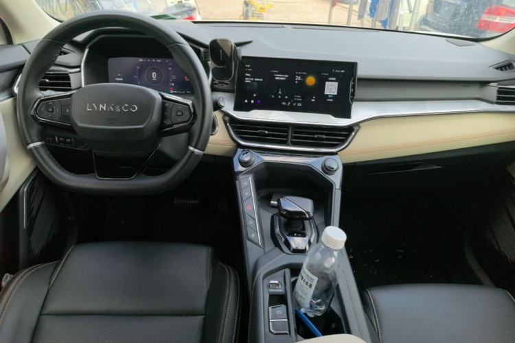 Used Lynk & Co 06 EM-P 2022 PHEV 84 km Range Pro Version Center Console