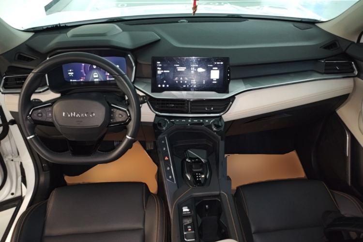 Used Lynk & Co 06 EM-P 2022 PHEV 84 km Range Pro Version Center Console