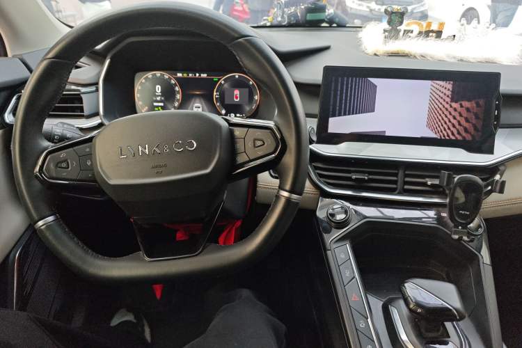 Used Lynk & Co 06 EM-P 2022 PHEV 84 km Range Pro Version Center Console