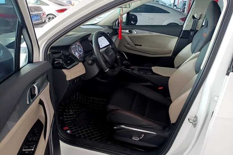 Used Lynk & Co 06 EM-P 2022 PHEV 84 km Range Pro Version Driver Seat