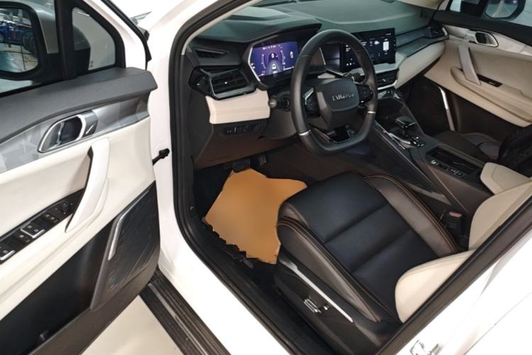 Used Lynk & Co 06 EM-P 2022 PHEV 84 km Range Pro Version Driver Seat