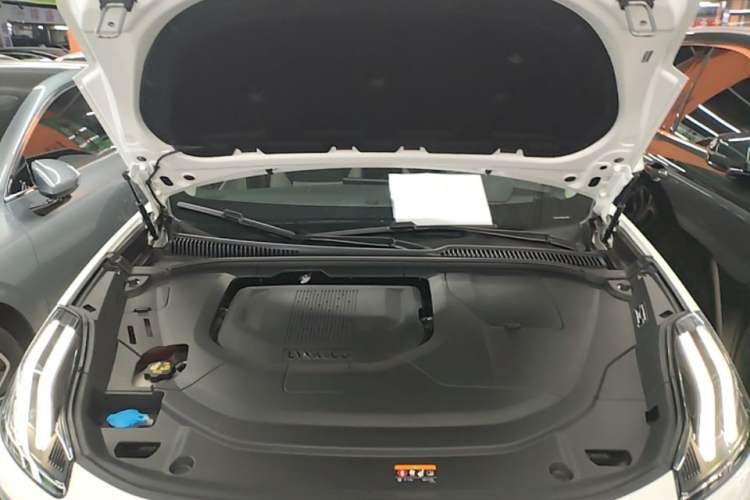 Used Lynk & Co 06 EM-P 2022 PHEV 84 km Range Pro Version Engine Bay