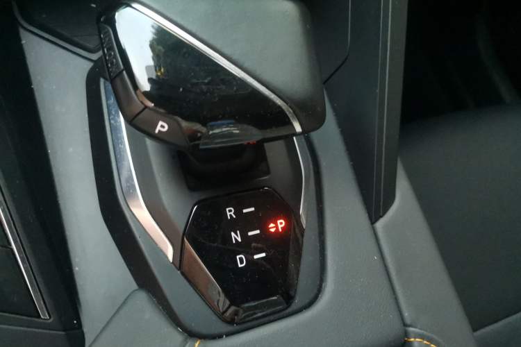 Used Lynk & Co 06 EM-P 2022 PHEV 84 km Range Pro Version Gear Lever