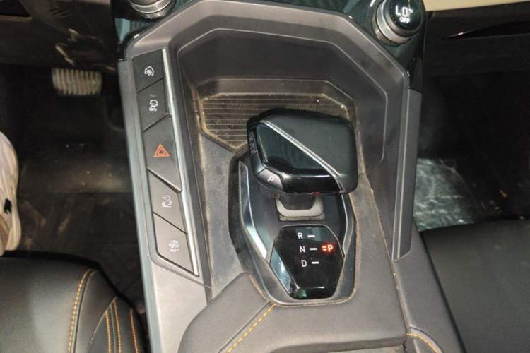 Used Lynk & Co 06 EM-P 2022 PHEV 84 km Range Pro Version Gear Lever