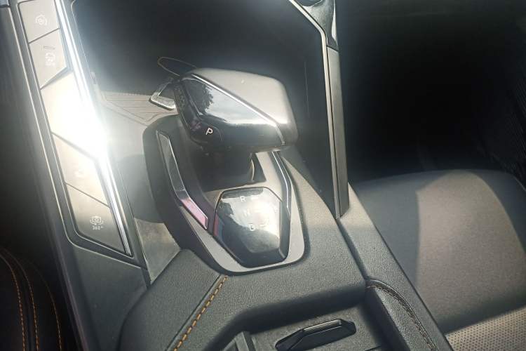 Used Lynk & Co 06 EM-P 2022 PHEV 84 km Range Pro Version Gear Lever