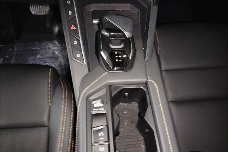 Used Lynk & Co 06 EM-P 2022 PHEV 84 km Range Pro Version Gear Lever