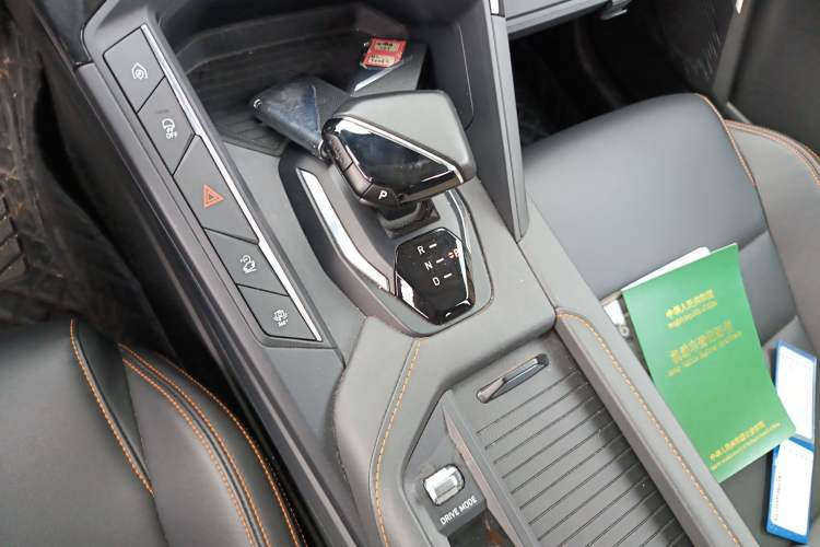 Used Lynk & Co 06 EM-P 2022 PHEV 84 km Range Pro Version Gear Lever
