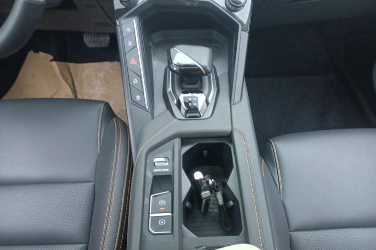 Used Lynk & Co 06 EM-P 2022 PHEV 84 km Range Pro Version Gear Lever