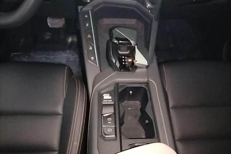 Used Lynk & Co 06 EM-P 2022 PHEV 84 km Range Pro Version Gear Lever