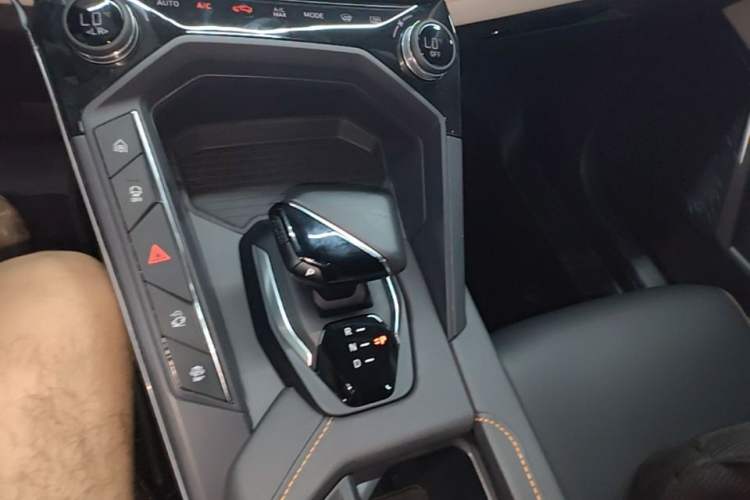 Used Lynk & Co 06 EM-P 2022 PHEV 84 km Range Pro Version Gear Lever