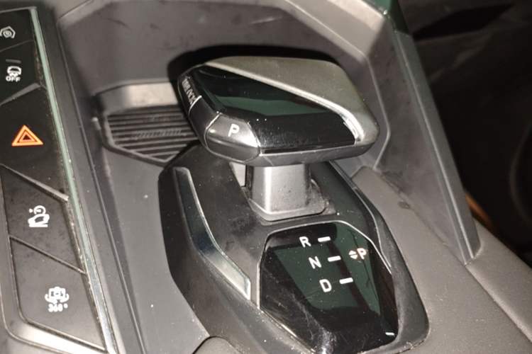 Used Lynk & Co 06 EM-P 2022 PHEV 84 km Range Pro Version Gear Lever