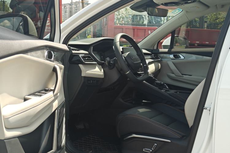 Used Lynk & Co 06 EM-P 2022 PHEV 84 km Range Pro Version Interior 1