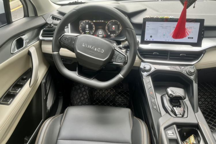Used Lynk & Co 06 EM-P 2022 PHEV 84 km Range Pro Version Interior 3