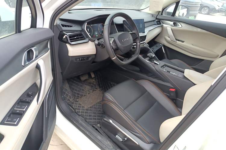 Used Lynk & Co 06 EM-P 2022 PHEV 84 km Range Pro Version Interior 3